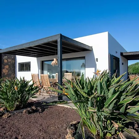 Heated & Shared Pool Matriana 36b, North Shore Вилла