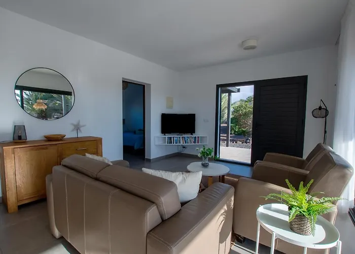 Heated & Shared Pool Matriana 36b, North Shore Willa La Oliva